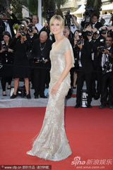 组图：超模海蒂戛纳走秀礼服露背身材高挑