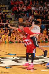 组图：群星红衣出席篮球赛 容祖儿李克勤又背又抱