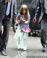 组图：小苏瑞飘逸长裙探班老爸克鲁斯