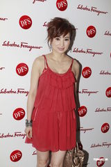 组图：Mandy性感秀后背 拍音乐电影饰妖后险坠马