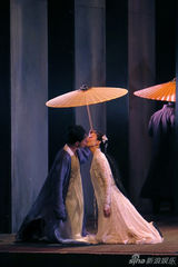 组图：袁泉新话剧化身白蛇 身姿妩媚吻许仙