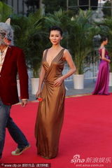 组图：巩新亮深v露乳提裙秀大腿 狼头男造型怪异