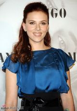 高清组图：斯嘉丽-约翰逊美丽亮相 蓝衫短裙复古