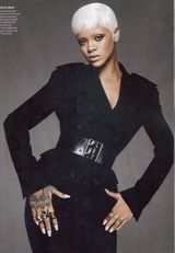 组图：蕾哈娜白发变时尚女魔头 手掌纹身个性