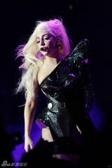 组图：Gaga巴塞罗那献唱 铆钉装威武羊角头怪异