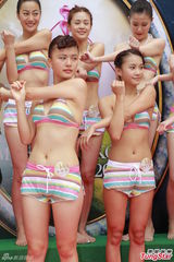 组图：港姐佳丽首度泳衣亮相 水上展傲人身姿