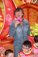 组图：林子祥望孙女快点唱歌 指儿子感情专一