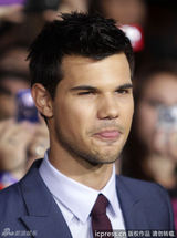 组图：《破晓》首映三人组亮相 斯图尔特秀长腿