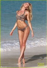 组图：超模坎蒂丝比基尼诱惑大秀热辣曲线