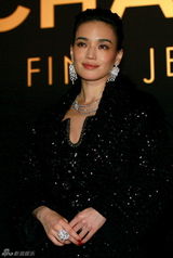 组图：舒淇黑衣朋克造型出席某品牌珠宝展