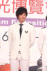 组图：LOLLIPOP F新书签售上演帅气机师制服秀