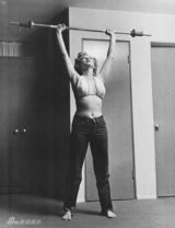 组图：梦露罕见健身照健康性感 内衣牛仔举哑铃