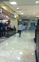 组图：女星孟茜商场试衣遭偷拍 粉红色内衣裹爆乳