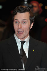 幻灯：《一个好人》首映人多势众 男女星热吻抢镜