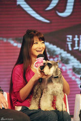 组图：陈紫函做客大牌生日会 呼吁大众关注流浪动物