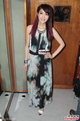 组图：官恩娜与男友吉他传情 赞朱莉切乳房防癌