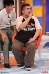 组图：拓也哥亮相《康熙》 小S下跪拜师