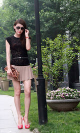 组图：贾青街拍蕾丝透视上衣搭百褶裙