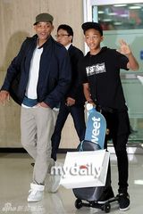 组图：威尔-史密斯携子赴韩宣传《重返地球》