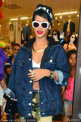 组图：蕾哈娜商场高调血拼 敞衣露bra潮范十足