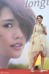 组图：杨丞琳游艇上宣传新碟 粉嫩装扮如甜美公主