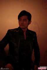 组图：周杰伦现身祝寿曾志伟 全黑套装帅气