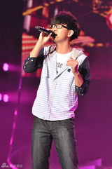 组图：黎明范玮琪等开唱 萧敬腾再封“雨神”