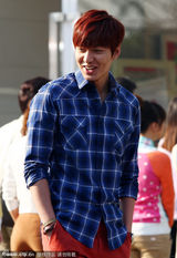 组图：李敏镐广东拍广告 舔嘴卖萌人气爆棚