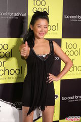 组图：蓝心湄献吻做公益 年近50身材依旧火辣