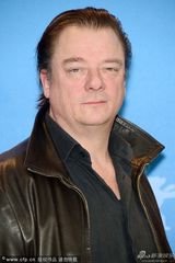 组图：《金子》记者会乌维-波姆红衣惹眼