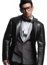 组图：吴奇隆《芭莎男士》大片露孩童本色