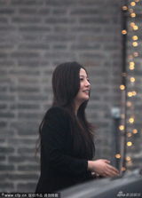 组图：赵薇摆生日宴心情大好 父母好友祝贺