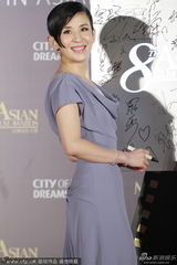 组图：陈可辛搂吴君如现身 君如侧身秀凹凸身材