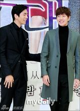 组图：全智贤首演电视剧 白蕾丝镂空裙高挑清瘦