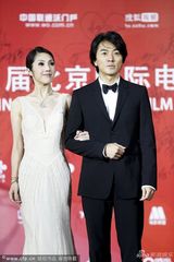 组图：杨千嬅挽郑伊健 美艳女神范被大笑破功