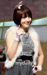 组图：裴瑟琪申智化身兔女郎主播性感宣传新节目