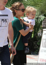 组图：娜塔丽-波特曼单手抱娃 小家伙萌样可爱