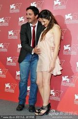 高清：《后事》记者会 泽格斯怀孕被导演摸大肚送吻