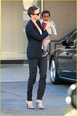 组图：查理兹塞隆抱爱子看医生 西装干练优雅