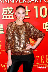 幻灯图：英皇群星出席春茗晚宴 Twins再度“合体” 