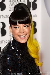 组图：莉莉-艾伦黄发抢眼 紧身亮片裙性感火辣