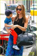 组图：米兰达可儿与布鲁姆带子上街温馨有爱