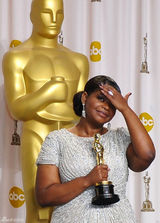 高清组图：奥斯卡后台获奖众星举金人光彩照人