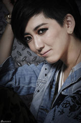 组图：刘忻写真帅气尽显 魅惑眼神独具杀伤力