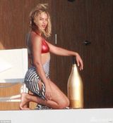 组图：碧昂斯游艇庆32岁生日 与老公跳水high翻