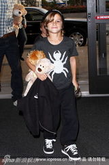 幻灯图集：贝克汉姆携三子回国度假 克鲁兹扮小猴