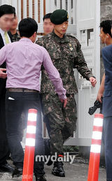 组图：韩星Rain正式退役 帅气行军礼湿眼眶