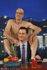 组图：老男星做节目脱光惊众人 腋毛长及腰部