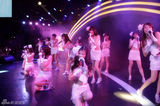 组图：SNH48二期生首演扮萌 多套服装秀百变