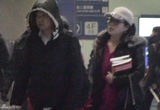 组图：丁俊晖携女友和母亲回京打出租